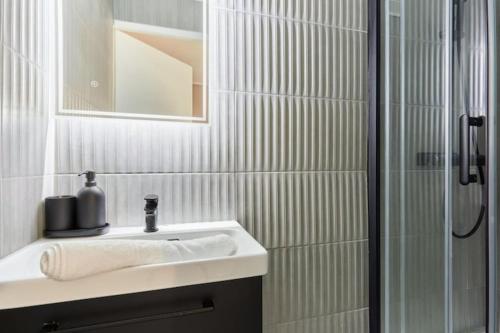 une salle de bain avec un lavabo et une douche dans l'établissement Apartment Centre de Paris Le Marais, à Paris