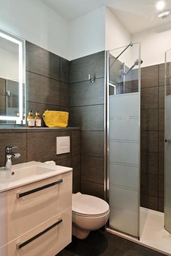 une salle de bain avec toilettes, lavabo et douche dans l'établissement Kallisté, à Ajaccio
