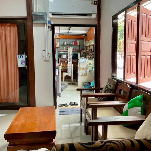 ein Zimmer mit Stühlen, Tischen und einem Spiegel in der Unterkunft Pakham hostel in Pai