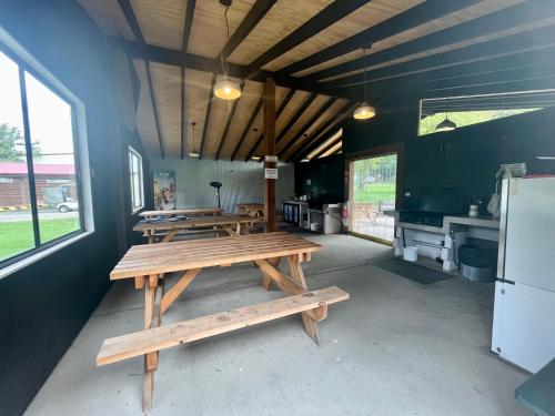a room with picnic tables and a refrigerator in it at Jenolan Holiday Park Oberon in Oberon