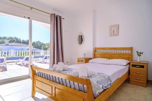 Giường trong phòng chung tại La Gavina - Spacious 5-Bedroom Villa with Private Pool in Javea