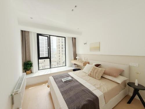 Ένα ή περισσότερα κρεβάτια σε δωμάτιο στο Pure Home-Near the Bund enjoys the beautiful scenery of the Bund 3-bedhome close to Yuyuan Garden Huaihai Road and Nanjing Road Pedestrian Street