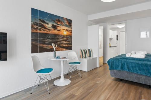 una camera con letto, tavolo e sedie di Ankerherz Appartements bei Blankenese ad Amburgo