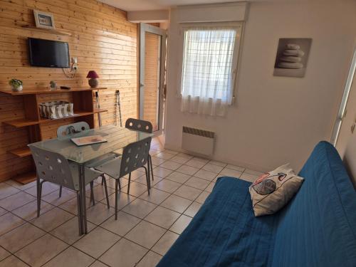 un salon avec une table et une salle à manger dans l'établissement le F-de bassan, à Perros-Guirec