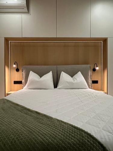 une chambre avec un grand lit avec deux oreillers dans l'établissement Zero Point Nafpaktos, à Naupacte