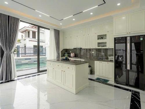 Kuchyň nebo kuchyňský kout v ubytování Calla Villa 5 Bedrooms FLC Hạ Long