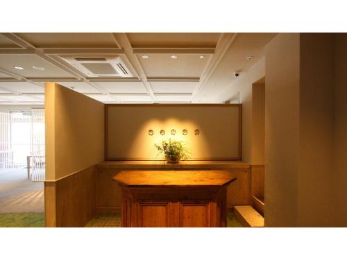 霧島市にあるMyoken Onsen Nemu - Vacation STAY 20867vの植物が置かれたテーブルのある会議室