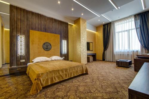 Postel nebo postele na pokoji v ubytování Khan-Chinar Hotel