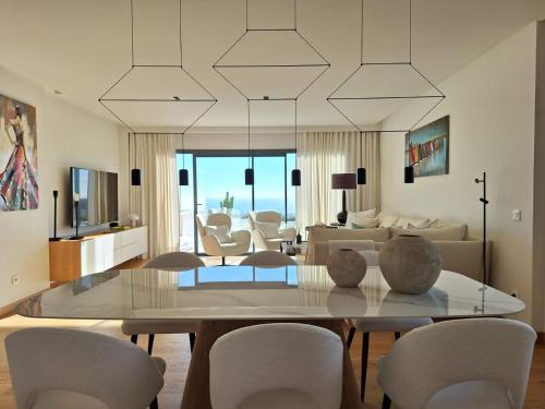 ein Wohnzimmer mit Tisch und Stühlen und einer Couch in der Unterkunft Malavamos One Heights Mijas in Mijas Costa