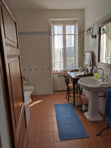 a bathroom with a sink and a table and a toilet at Le Due Querce in Vicolo Rancolfo