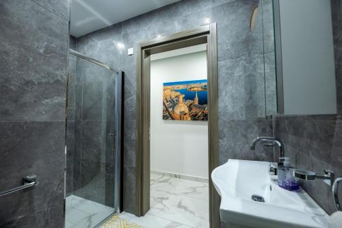 Phòng tắm tại Private Room In Vegan Household Close To Valletta