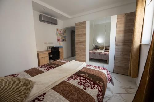 Giường trong phòng chung tại Private Room In Vegan Household Close To Valletta