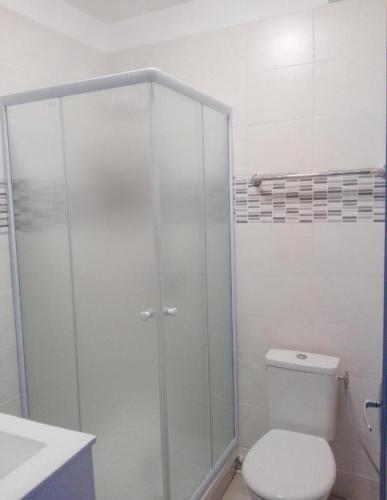 une salle de bain avec toilettes et douche en verre dans l'établissement studio 127, à Sens