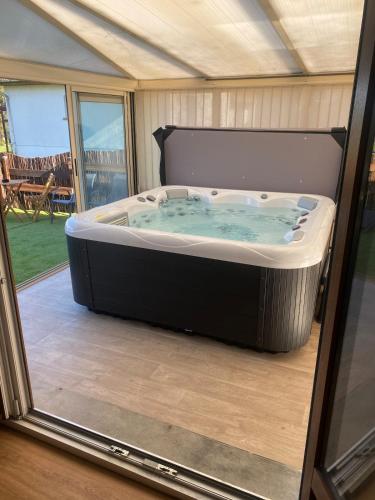 Cette chambre dispose d'une terrasse et d'un grand bain à remous. dans l'établissement Maison de la tranquillité 12 personnes maxi avec Spa, à Doncières