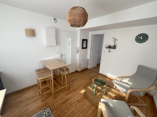 un salon avec une table et des chaises dans l'établissement Appartements centre ville - proche Nausicaa, plage et port, à Boulogne-sur-Mer