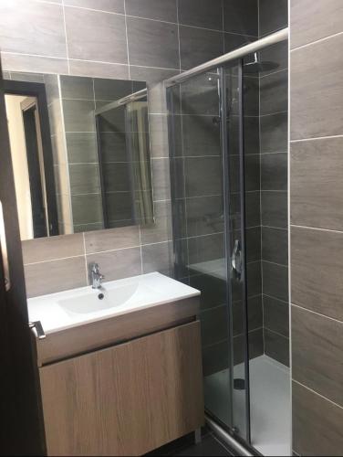 une salle de bain avec un lavabo et une douche dans l'établissement Vacances à Sainte-Maxime, à Sainte-Maxime