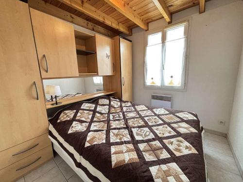 une chambre avec un lit et une fenêtre dans l'établissement Maison 2 pièces -mezz CHATELAILLON PLAGE - CL080-029, à Châtelaillon-Plage