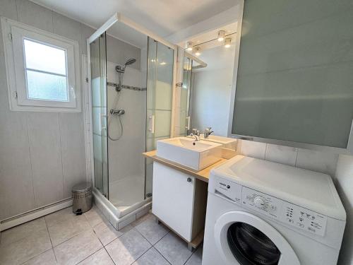 une salle de bain avec une machine à laver et un lavabo dans l'établissement Maison 2 pièces -mezz CHATELAILLON PLAGE - CL080-029, à Châtelaillon-Plage