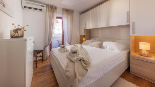 Postel nebo postele na pokoji v ubytování Apartment Mirjana NEW