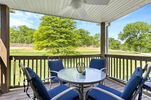 Un patio con una mesa y sillas en una terraza. en Fall Creek 58-8, Pet Friendly, Great Location, en Branson