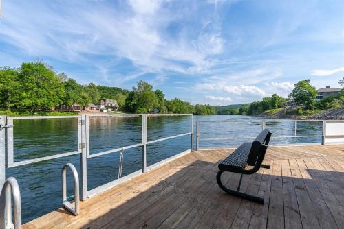 un banco sentado en la cubierta de un barco en Fall Creek 58-8, Pet Friendly, Great Location, en Branson