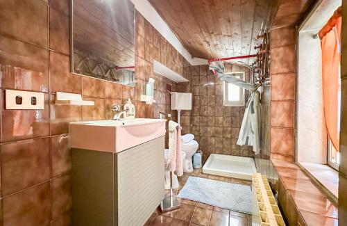 ヴェローナにあるIl Vicoletto Verona - Destiny Home 5の洗面台とトイレ付きのバスルーム