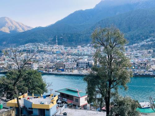 UttarkāshiにあるGanga bhagirathi lake viewの市街と水の景色
