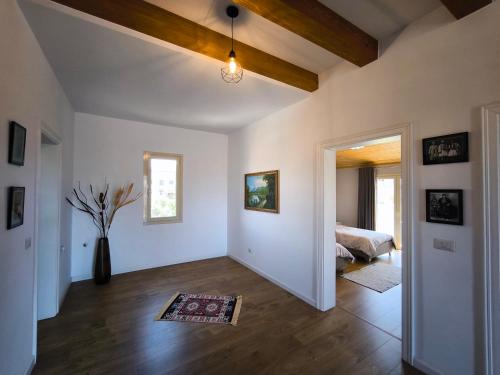 Llit o llits en una habitació de Albanian Traditions Legacy