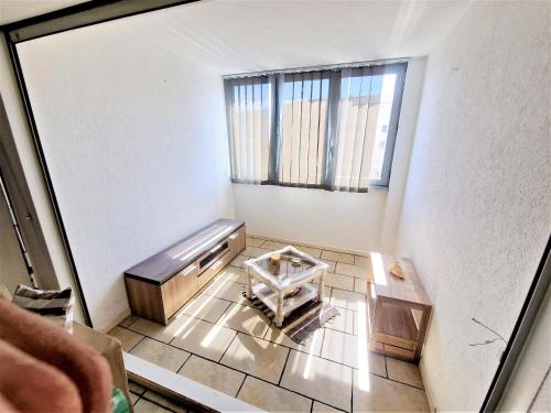 une pièce vide avec une table et une fenêtre dans l'établissement Petite Venise, à Sète