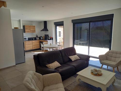 un salon avec un canapé et une table dans l'établissement Maison Raguenez 4 places proche Paimpol et Tréguier, à Pleumeur-Gautier
