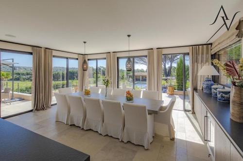 une salle à manger avec une table blanche et des chaises blanches dans l'établissement Villa Velar, à Saint-Tropez