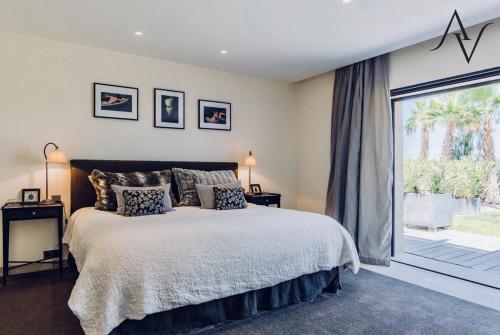 une chambre avec un lit et une grande fenêtre dans l'établissement Villa Velar, à Saint-Tropez
