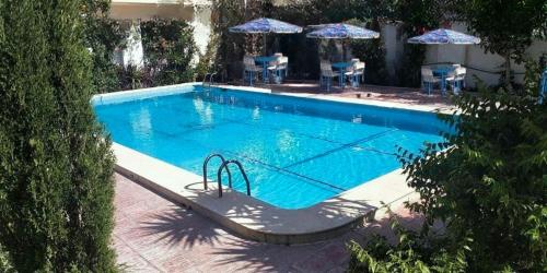 The blue Getaway family villa with XXL pool and AC