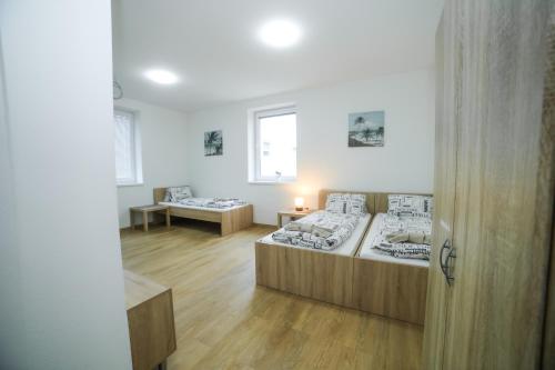 Postel nebo postele na pokoji v ubytování apartmány MAJKA