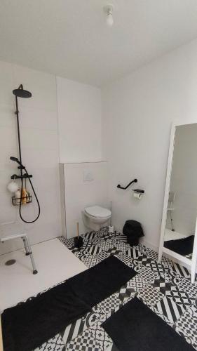 Chambre blanche avec un sol noir et blanc dans l'établissement Villa Beau Soleil, à Aytré