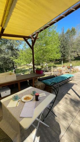 Bazén v ubytování Glamping Serraiola Alta nebo v jeho okolí