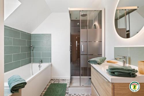 un baño con lavabo y ducha en La Villa Margaux, en Crasville-la-Mallet