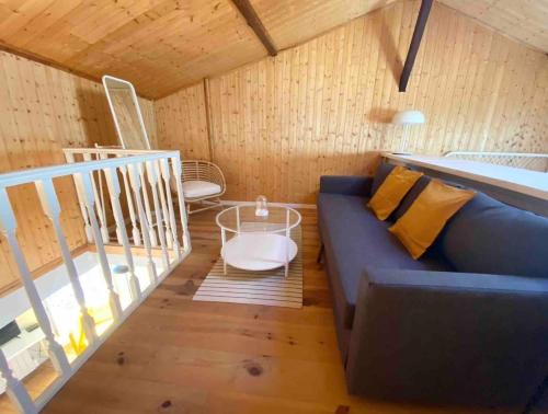 - un salon avec un canapé bleu et des escaliers dans l'établissement Charming T2 apartment 200 m from tram B, à Talence