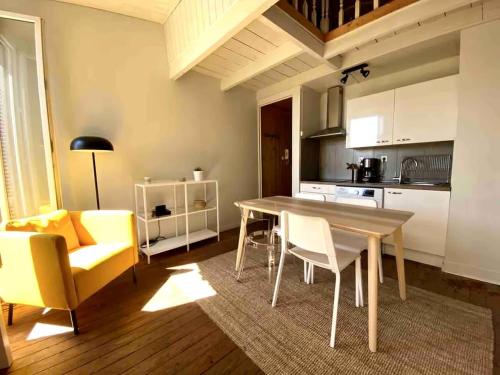 une cuisine et une salle à manger avec une table et des chaises dans l'établissement Charming T2 apartment 200 m from tram B, à Talence