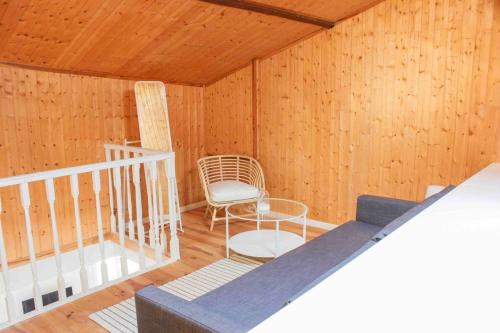 Cette chambre comprend un lit et une chaise. dans l'établissement Charming T2 apartment 200 m from tram B, à Talence