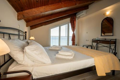 Postel nebo postele na pokoji v ubytování Vikos Seaside Apartments
