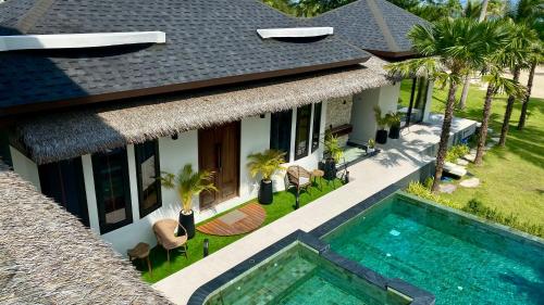 Kolam renang di atau dekat dengan Sway Villa