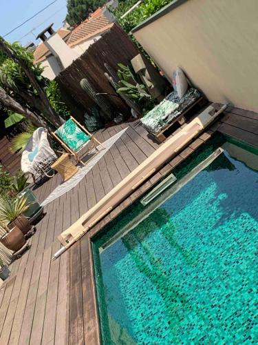 - une piscine installée à côté d'une terrasse en bois dans l'établissement Cozy Accommodation - Montpellier, à Montpellier