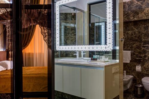 Ένα μπάνιο στο Khan-Chinar Hotel