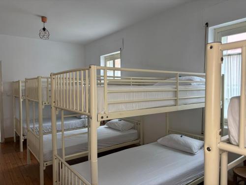 a couple of bunk beds in a room at La Casa Verde Albergue - Solo Peregrinos in San Martín del Camino