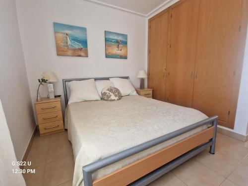 ein Schlafzimmer mit einem Bett und einem Holzschrank in der Unterkunft Luxury Villa with Stunning Views in Torre-Pacheco in Torre-Pacheco