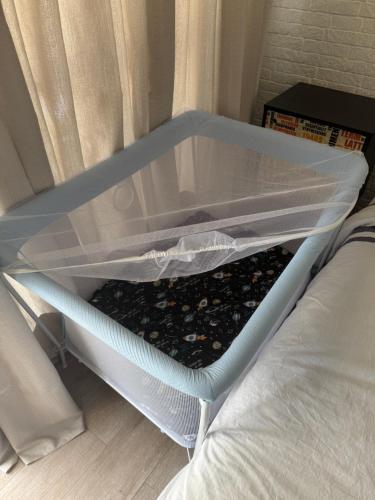 einem Kunststoffbettrahmen mit einigen Steinen darin in der Unterkunft Loft Moderno Manobrista e Equipado - 2 min Shoppings in São Paulo