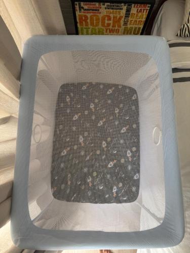 einer Kunststoffkiste, gefüllt mit einer Mischung von Lebensmitteln in der Unterkunft Loft Moderno Manobrista e Equipado - 2 min Shoppings in São Paulo