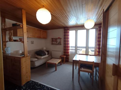 Posteľ alebo postele v izbe v ubytovaní Grand studio Montgenèvre - 4 pers - Sud - Parking - FR-1-445-182