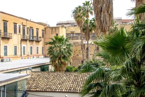 desde el techo de un edificio con palmeras en Valverde Home, en Palermo